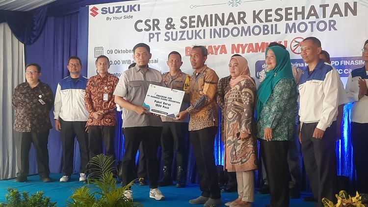 Ganda Herdiana, Manager PT Harrosa Darma Nusantara secara simbolis memberikan bantuan 15.000 paket beras untuk warga Desa Sukamahi, Kecamatan Cikarang Pusat, Kabupaten Bekasi.