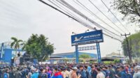 PHK multisrada Ratusan karyawan PT Multistrada Arah Sarana Tbk, yang merupakan bagian dari PT Michelin Indonesia, terkena Pemutusan Hubungan Kerja (PHK). Hal ini memicu reaksi keras dari karyawan karena produsen ban raksasa tersebut terindikasi mengabaikan Perjanjian Kerja Bersama. Mereka melakukan aksi konsolidasi untuk memperjuangkan hak-hak mereka secara resmi dan terstruktur