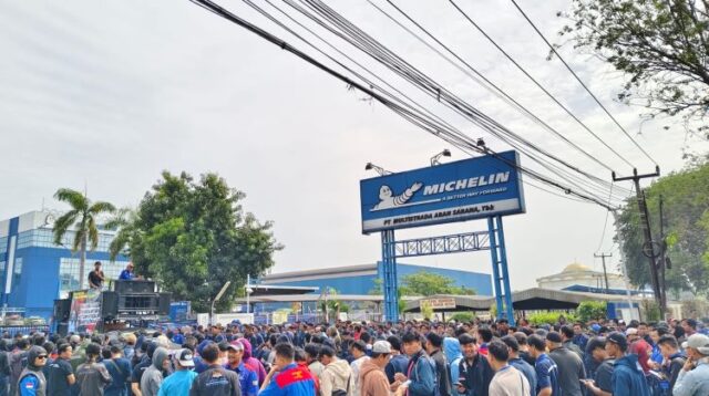 PHK multisrada Ratusan karyawan PT Multistrada Arah Sarana Tbk, yang merupakan bagian dari PT Michelin Indonesia, terkena Pemutusan Hubungan Kerja (PHK). Hal ini memicu reaksi keras dari karyawan karena produsen ban raksasa tersebut terindikasi mengabaikan Perjanjian Kerja Bersama. Mereka melakukan aksi konsolidasi untuk memperjuangkan hak-hak mereka secara resmi dan terstruktur
