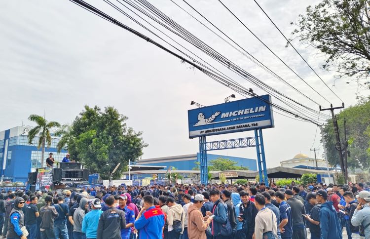 PHK multisrada Ratusan karyawan PT Multistrada Arah Sarana Tbk, yang merupakan bagian dari PT Michelin Indonesia, terkena Pemutusan Hubungan Kerja (PHK). Hal ini memicu reaksi keras dari karyawan karena produsen ban raksasa tersebut terindikasi mengabaikan Perjanjian Kerja Bersama. Mereka melakukan aksi konsolidasi untuk memperjuangkan hak-hak mereka secara resmi dan terstruktur
