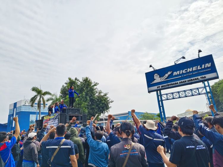 Produsen Ban Raksasa di Cikarang PHK Ratusan Karyawan Ratusan karyawan PT Multistrada Arah Sarana Tbk, yang merupakan bagian dari PT Michelin Indonesia, terkena Pemutusan Hubungan Kerja (PHK). Hal ini memicu reaksi keras dari karyawan karena produsen ban raksasa tersebut terindikasi mengabaikan Perjanjian Kerja Bersama. Mereka melakukan aksi konsolidasi untuk memperjuangkan hak-hak mereka secara resmi dan terstruktur