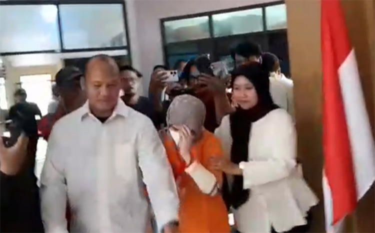 Seorang pengusaha properti di Kabupaten Bekasi berinisial SR  harus berurusan dengan pihak kepolisian setelah dilaporkan oleh Muhammad Mutaqin (33) dan puluhan korban lainnya.  Perempuan berusia 36 tahun itu diduga melakukan penipuan modus jual beli tanah kavling dengan total kerugian mencapai miliaran rupiah.
