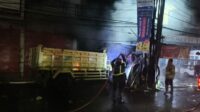 Kecelakaan lalu lintas terjadi di Jalan KH. Raden Ma'mun Nawawi, Desa Sukaresmi, Kecamatan Cikarang Selatan, Kabupaten Bekasi, Minggu (12/10) malam. Sebuh mobil truk bernomor polisi F 9038 F menabrak sejumlah kios yang berada di pinggir jalan, salah satunya kios martabak yang berada di depan toko gas hingga menimbulkan kebakaran hebat.