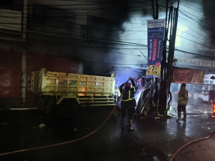 Kecelakaan lalu lintas terjadi di Jalan KH. Raden Ma'mun Nawawi, Desa Sukaresmi, Kecamatan Cikarang Selatan, Kabupaten Bekasi, Minggu (12/10) malam. Sebuh mobil truk bernomor polisi F 9038 F menabrak sejumlah kios yang berada di pinggir jalan, salah satunya kios martabak yang berada di depan toko gas hingga menimbulkan kebakaran hebat.