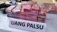 Kejaksaan Negeri Kabupaten Bekasi memusnahkan barang bukti berupa uang palsu senilai lebih dari Rp1 miliar. Uang palsu tersebut terdiri dari pecahan Rp100 ribu tahun emisi 2016 sebanyak 10.931 lembar.
