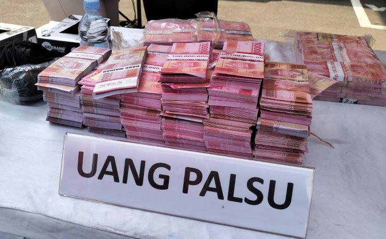 Kejaksaan Negeri Kabupaten Bekasi memusnahkan barang bukti berupa uang palsu senilai lebih dari Rp1 miliar. Uang palsu tersebut terdiri dari pecahan Rp100 ribu tahun emisi 2016 sebanyak 10.931 lembar.