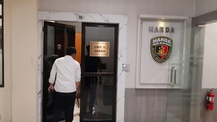 Salah seorang pejabat Badan Usaha Milik Daerah (BUMD) Kabupaten Bekasi berinisial AEZ diperiksa penyidik Polres Metro Bekasi, Rabu (29/10). Pemeriksaan dilakukan terkait dugaan kasus penipuan yang melibatkan tersangka.