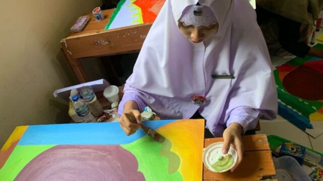 Santri pondok pesantren Attaqwa Putri saat mengikuti lomba kaligrafi di acara Pekan Olahraga dan Seni (Porseni) Antar Pondok Pesantren Tingkat Kabupaten Bekasi Tahun 2025.