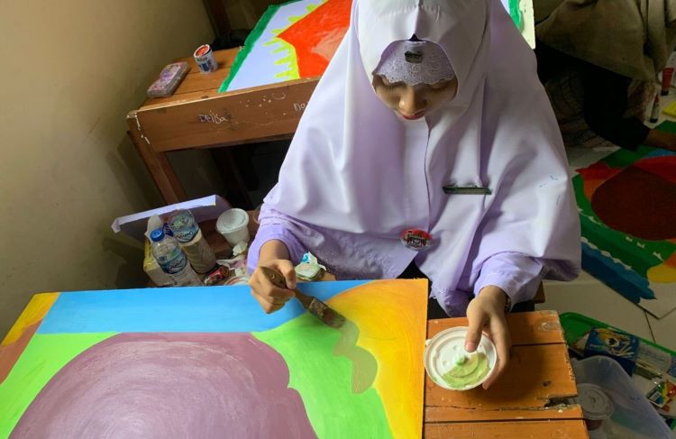 Santri pondok pesantren Attaqwa Putri saat mengikuti lomba kaligrafi di acara Pekan Olahraga dan Seni (Porseni) Antar Pondok Pesantren Tingkat Kabupaten Bekasi Tahun 2025.