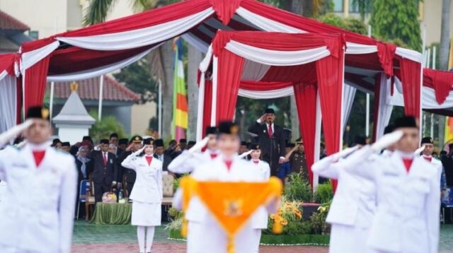 ade kuswara kunang sumpah pemuda Bupati Bekasi, Ade Kuswara Kunang saat memimpin upacara peringatan Hari Sumpah Pemuda ke-97 yang digelar pada Selasa (28/10).