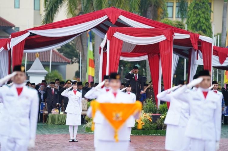 ade kuswara kunang sumpah pemuda Bupati Bekasi, Ade Kuswara Kunang saat memimpin upacara peringatan Hari Sumpah Pemuda ke-97 yang digelar pada Selasa (28/10).