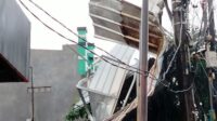 angin kencang di bekasi Badan Penanggulangan Bencana Daerah (BPBD) Kabupaten Bekasi mencatat puluhan rumah warga yang tersebar di tujuh desa mengalami kerusakan cukup parah akibat hujan deras disertai angin kencang yang terjadi pada Rabu (22/10) kemarin.