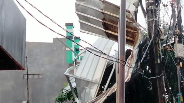 angin kencang di bekasi Badan Penanggulangan Bencana Daerah (BPBD) Kabupaten Bekasi mencatat puluhan rumah warga yang tersebar di tujuh desa mengalami kerusakan cukup parah akibat hujan deras disertai angin kencang yang terjadi pada Rabu (22/10) kemarin.