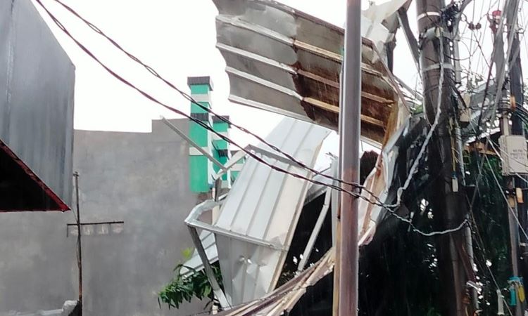 Badan Penanggulangan Bencana Daerah (BPBD) Kabupaten Bekasi mencatat puluhan rumah warga yang tersebar di tujuh desa mengalami kerusakan cukup parah akibat hujan deras disertai angin kencang yang terjadi pada Rabu (22/10) kemarin.