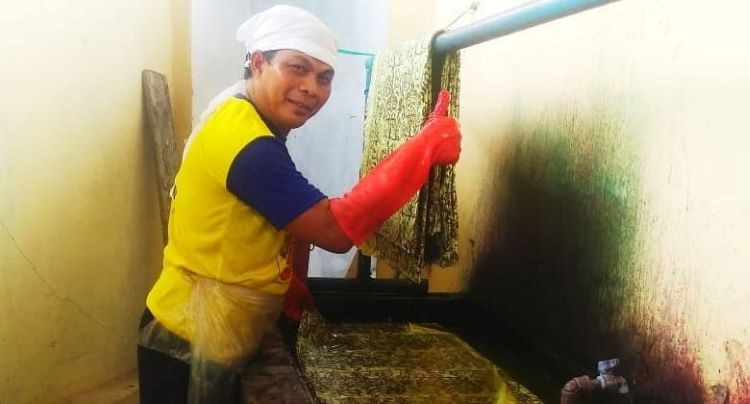 Proses produksi Batik Samara Bekasi.