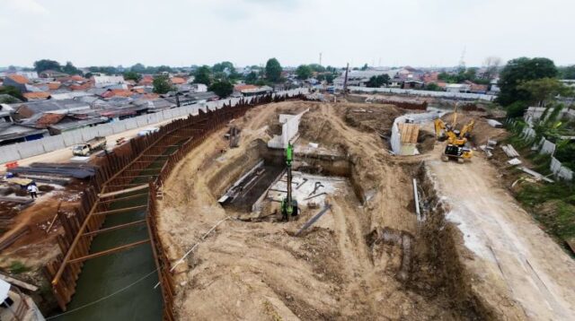 Progres pembangunan Bendung BSH 0 atau yang akrab disebut Bendungan Kali CBL di Kabupaten Bekasi telah mencapai 64 persen. Namun, proyek strategis daerah ini menghadapi kendala serius berupa terbatasnya pasokan material akibat kebijakan penertiban tambang yang diberlakukan oleh Pemerintah Provinsi Jawa Barat.