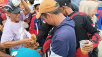 berebut makanan gratis kali gabus Selain mancing gratis di Kali Gabus, panitia juga menyediakan jajanan gratis yang berasal dari sumbangan para donatur. Namun, tingginya antusiasme masyarakat membuat beberapa warga, temasuk ibu-ibu dan anak-anak, harus berdesakan untuk mendapatkan makanan dan minuman gratis.