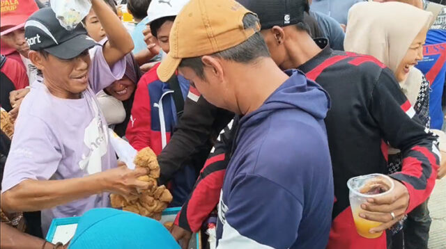 Selain mancing gratis di Kali Gabus, panitia juga menyediakan jajanan gratis yang berasal dari sumbangan para donatur. Namun, tingginya antusiasme masyarakat membuat beberapa warga, temasuk ibu-ibu dan anak-anak, harus berdesakan untuk mendapatkan makanan dan minuman gratis.