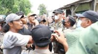 bersitegang satpol pp cikarang utara Pemerintah Kabupaten Bekasi melakukan penertiban bangunan liar yang berdiri di sepanjang aliran irigasi di wilayah Kecamatan Cikarang Utara, Senin (20/10) pagi. Proses penertiban ini sempat diwarnai ketegangan antara petugas Satpol PP dan sejumlah pemilik bangunan.