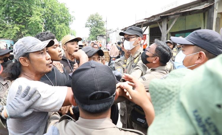 Pemerintah Kabupaten Bekasi melakukan penertiban bangunan liar yang berdiri di sepanjang aliran irigasi di wilayah Kecamatan Cikarang Utara, Senin (20/10) pagi. Proses penertiban ini sempat diwarnai ketegangan antara petugas Satpol PP dan sejumlah pemilik bangunan.