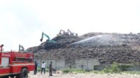 Ribuan liter cairan mikroba disemprotkan menggunakan dua unit mobil pemadam kebakaran untuk menjangkau area sampah di TPA Burangkeng yang berada di ketinggian.