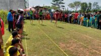 Egrang, salah satu cabang olahraga yang dilombakan dalam Pekan Olahraga Tradisional 2025 Kabupaten Bekasi.