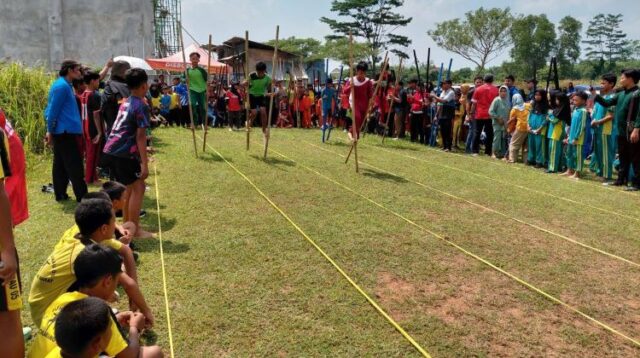 Egrang, salah satu cabang olahraga yang dilombakan dalam Pekan Olahraga Tradisional 2025 Kabupaten Bekasi.