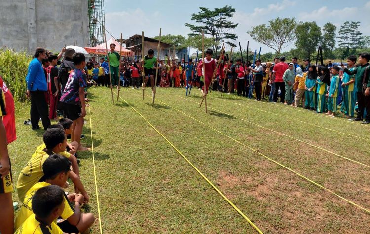 Egrang, salah satu cabang olahraga yang dilombakan dalam Pekan Olahraga Tradisional 2025 Kabupaten Bekasi.