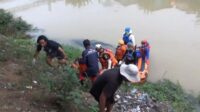 evakuasi jasad kalimalang Proses evakuasi jasad dilakukan oleh tim gabungan dari BPBD Kabupaten Bekasi, kepolisian, dan relawan. Selama proses evakuasi, kemacetan di Jalan Raya Inspeksi Kalimalang tak terhindarkan karena banyaknya warga yang datang untuk menyaksikan langsung proses tersebut.