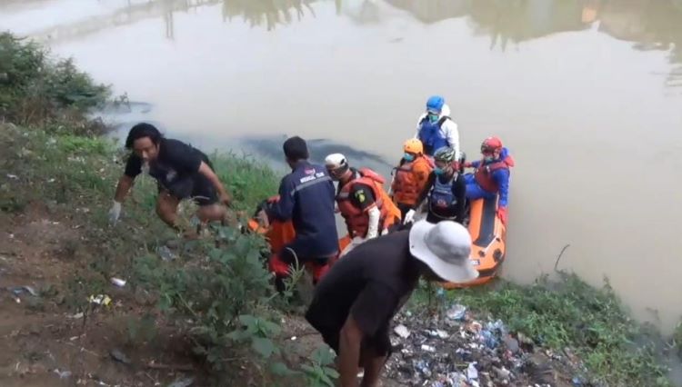 evakuasi jasad kalimalang Proses evakuasi jasad dilakukan oleh tim gabungan dari BPBD Kabupaten Bekasi, kepolisian, dan relawan. Selama proses evakuasi, kemacetan di Jalan Raya Inspeksi Kalimalang tak terhindarkan karena banyaknya warga yang datang untuk menyaksikan langsung proses tersebut.