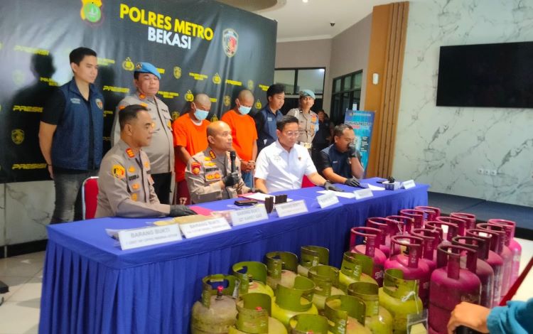 gas subsidi palsu Polisi berhasil mengungkap praktik ilegal penyuntikan gas LPG bersubsidi 3 kg ke tabung Bright Gas 12 kg non-subsidi di Desa Cikarageman, Kecamatan Setu, Kabupaten Bekasi. Dua orang pelaku, yakni WS dan H, telah diamankan atas tindakan ilegal tersebut. WS diketahui sebagai pemilik usaha sekaligus pelaku utama, sementara H berperan sebagai kenek.