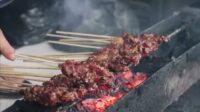 Ilustrasi UMKM kuliner: Aturan tentang kewajiban bersertifikasi halal bagi produk yang masuk, beredar, dan diperdagangkan di Indonesia tercantum di dalam Undang-Undang Nomor 33 Tahun 2014 Pasal 4 tentang Jaminan Produk Halal. Namun, hingga saat ini masih banyak Usaha Mikro Kecil Menangah (UMKM) kuliner di Indonesia yang belum memiliki sertifikat halal, termasuk di Kabupaten Bekasi.