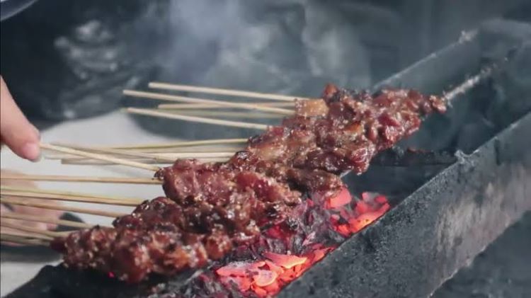 Ilustrasi UMKM kuliner: Aturan tentang kewajiban bersertifikasi halal bagi produk yang masuk, beredar, dan diperdagangkan di Indonesia tercantum di dalam Undang-Undang Nomor 33 Tahun 2014 Pasal 4 tentang Jaminan Produk Halal. Namun, hingga saat ini masih banyak Usaha Mikro Kecil Menangah (UMKM) kuliner di Indonesia yang belum memiliki sertifikat halal, termasuk di Kabupaten Bekasi.