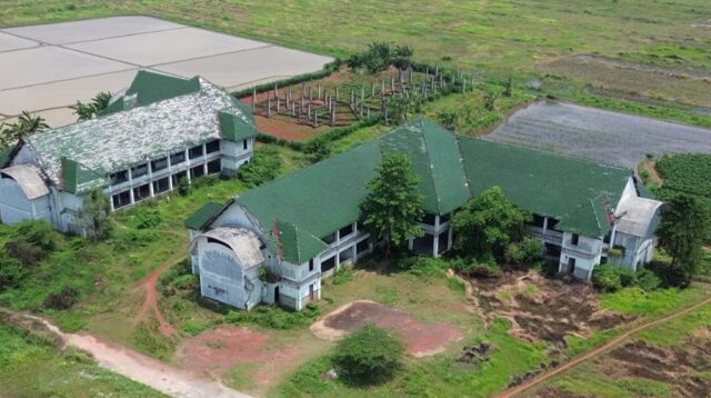 islamic center Warga Desa Srimahi, Kecamatan Tambun Utara berharap agar gedung Islamic Center yang mangkrak tersebut dapat dialihfungsikan menjadi fasilitas yang lebih bermanfaat bagi masyarakat, seperti rumah sakit umum hingga rumah susun (rusun) subsidi.