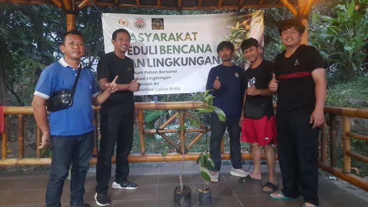 Komunitas Masyarakat Peduli Bencana dan Lingkungan membagikan sebanyak kurang lebih 3.000 bibit pohon untuk mendukung upaya penghijauan di Kabupaten Bekasi. Bibit pohon yang dibagikan terdiri dari berbagai jenis tanaman buah, seperti alpukat, nangka, durian, petai, kelengkeng, rambutan, jambu bol, jambu air, manggis, sirsak, sawo, dan mangga.