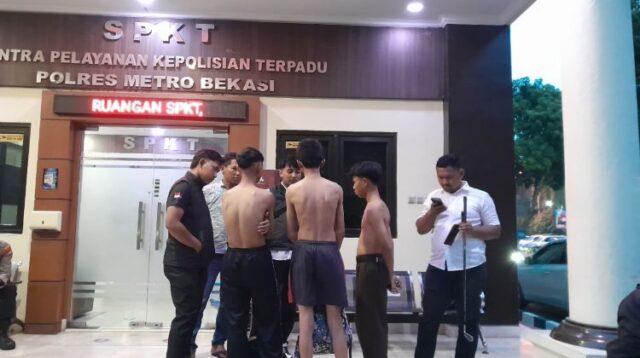 Tiga pelajar SMP diamankan oleh petugas kepolisian usai kedapatan membawa senjata tajam jenis golok dan stik golf untuk tawuran di Kawasan Jurong – Jababeka III, Desa Simpangan, Kecamatan Cikarang Utara, Kabupaten Bekasi, Rabu (29/10).