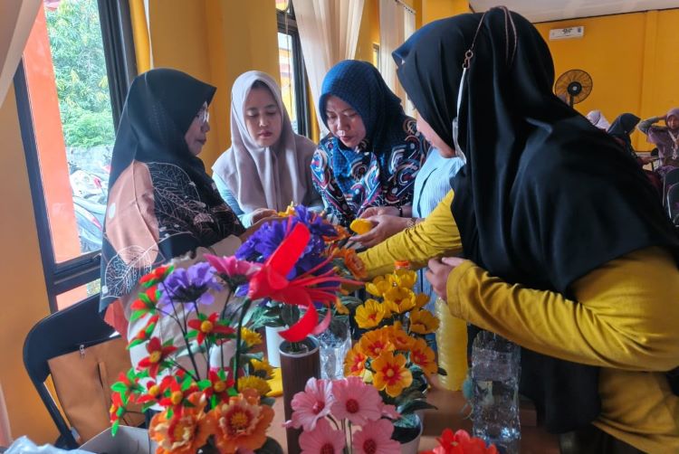 pelatihan sampah plastik tanaman hias kekinian Warga Kecamatan Serang Baru, Kabupaten Bekasi dibekali pelatihan cara membuat bunga hias dari sampah plastik. Kegiatan ini berlangsung di Gedung Serbaguna Kecamatan Serang Baru pada Rabu (29/10).