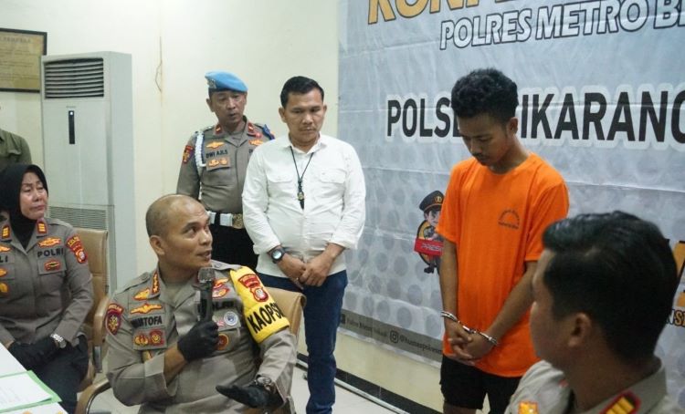 Seorang pria berinisial RA (29), yang berprofesi sebagai tukang pangkas rambut berhasil diringkus oleh Unit Reserse Kriminal Polsek Cikarang Barat setelah sempat menjadi buronan polisi. RA diduga telah melakukan penganiayaan terhadap EP, sahabat sekaligus rekan kerjanya, yang berujung pada kematian korban.
