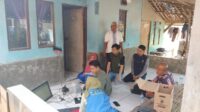 Petugas Administrasi Kependudukan (Adminduk) Kecamatan Serang Baru melalui Unit Pelayanan Disdukcapil melaksanakan program jemput bola untuk perekaman KTP elektronik bagi warga disabilitas di Desa Jayamulya, Kecamatan Serang Baru, Kabupaten Bekasi.