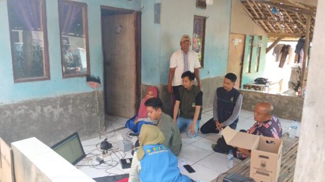 Petugas Administrasi Kependudukan (Adminduk) Kecamatan Serang Baru melalui Unit Pelayanan Disdukcapil melaksanakan program jemput bola untuk perekaman KTP elektronik bagi warga disabilitas di Desa Jayamulya, Kecamatan Serang Baru, Kabupaten Bekasi.