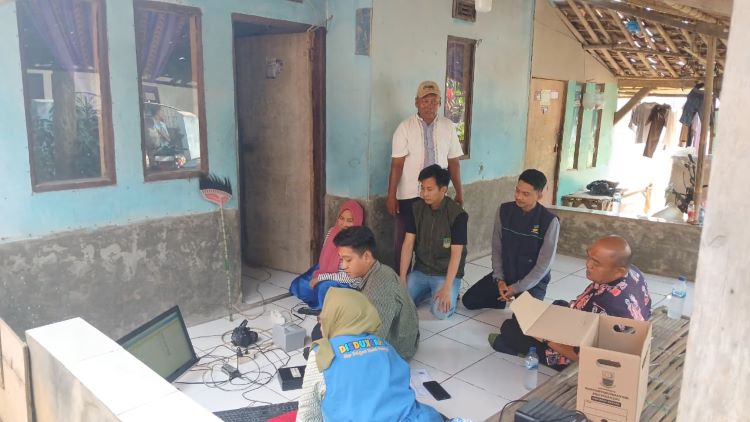 Petugas Administrasi Kependudukan (Adminduk) Kecamatan Serang Baru melalui Unit Pelayanan Disdukcapil melaksanakan program jemput bola untuk perekaman KTP elektronik bagi warga disabilitas di Desa Jayamulya, Kecamatan Serang Baru, Kabupaten Bekasi.