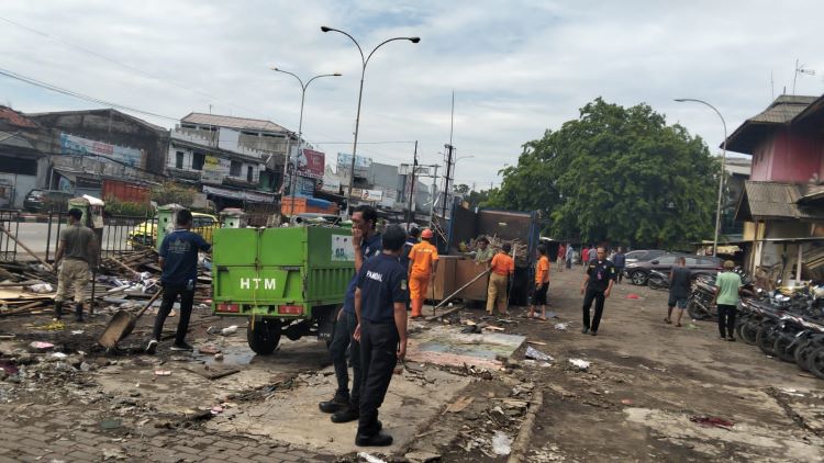 pkl pasar cikarang Petugas melakukan pembongkaran bangunan lama di area Pasar Cikarang yang akan dijadikan tempat relokasi bagi PKL Simpang SGC.