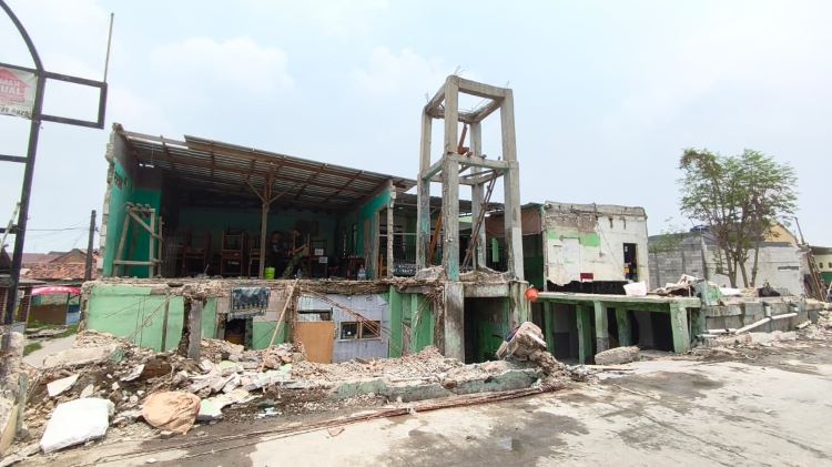 ponpes waluya Dua ruang asrama dan tiga ruang belajar Pondok Pesantren Alhudri Wal Ibrah yang berlokasi di Kampung Kali Ulu, Desa Karangharja, Kecamatan Cikarang Utara terkena dampak penertiban bangunan liar yang dilakukan oleh Pemerintah Kabupaten Bekasi.
