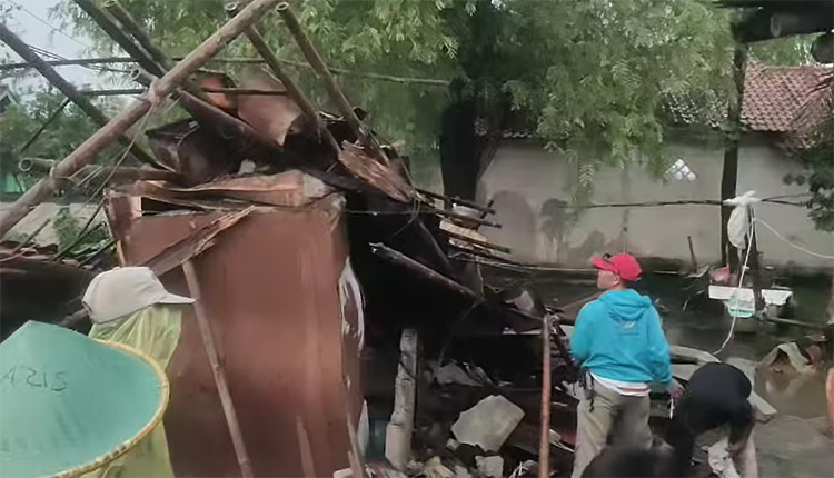 Salah satu kerusakan terparah terjadi di Desa Sukaraja, Kecamatan Tambelang, Kabupaten Bekasi. Rumah milik Bapak Sanip dilaporkan roboh akibat usai diterjang hujan deras dan angin kencang pada Rabu (22/10) sore.