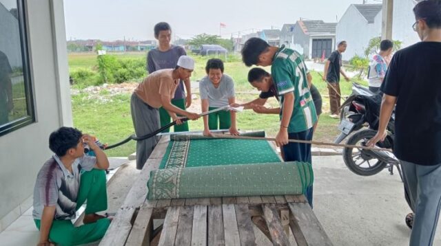 Memperingati Hari Santri Nasional 2025, santri Pondok Pesantren Darul Ikhlas melakukan bersih-bersih Mushola Ar Rohman di RT 052 RW 013 Perumahan Cikarang Utara Residence, Desa Jayasampurna, Serang Baru, Kabupaten Bekasi, Rabu (22/10).