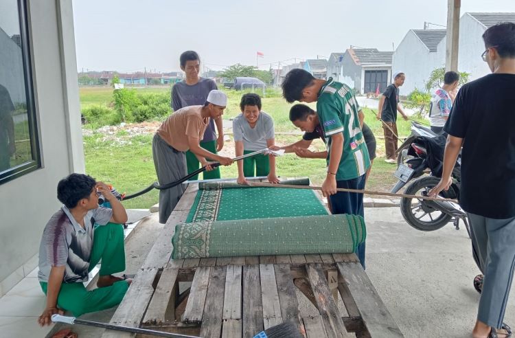 santri bersih-bersih masjid dan mushola Memperingati Hari Santri Nasional 2025, santri Pondok Pesantren Darul Ikhlas melakukan bersih-bersih Mushola Ar Rohman di RT 052 RW 013 Perumahan Cikarang Utara Residence, Desa Jayasampurna, Serang Baru, Kabupaten Bekasi, Rabu (22/10).