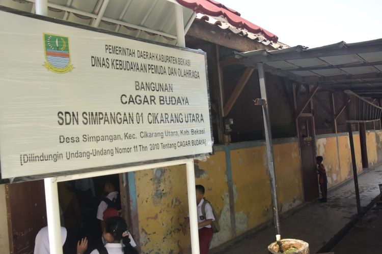 Sekolah Dasar Negeri (SDN) Simpangan 01 yang berlokasi di Jalan Raya Lemahabang, Desa Simpangan, Kecamatan Cikarang Utara, Kabupaten Bekasi telah ditetapkan menjadi bangunan cagar budaya. Dengan usianya yang telah mencapai lebih dari satu abad, sekolah ini memiliki nilai sejarah dan kebudayaan yang sangat penting untuk dilestarikan.