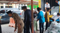 Pendistribuan paket sembako gratis dari Baznas untuk warga di wilayah Kecamatan Sukakarya, Kabupaten Bekasi.