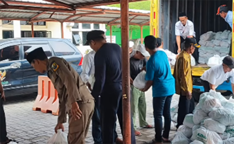 Pendistribuan paket sembako gratis dari Baznas untuk warga di wilayah Kecamatan Sukakarya, Kabupaten Bekasi.