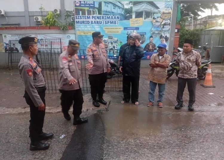 tanah merah serang baru Didampingi pengurus RT/RW setempat, Paguyuban Warga Megaregency, dan Wakil Ketua DPRD Kabupaten Bekasi, Usup Supriatna, Kapolsek Serang Baru, AKP Hotma Sitompul mengecek lokasi serta mendatangi rumah korban untuk memastikan kondisi korban pasca kecelakaan yang dialaminya.